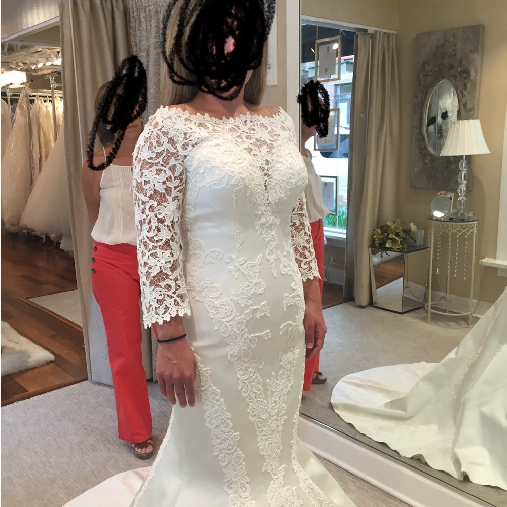 Elegant Lace Wedding Dress in Cream - Picture 1 of 3